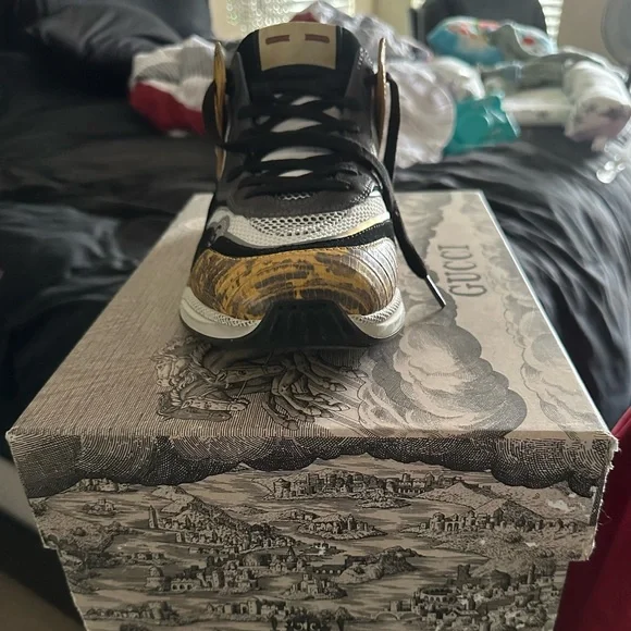 Gucci size 10 . Barely Worn. Comes with Box Gucci size 10 . Barely Worn. Comes with Box - thefablabs.dk main image 2